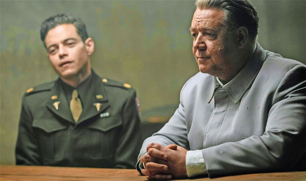 Rami Malek (li.) als Gefängnispsychologe Douglas M. Kelley und  Russell Crowe als  Kriegsverbrecher Hermann Göring