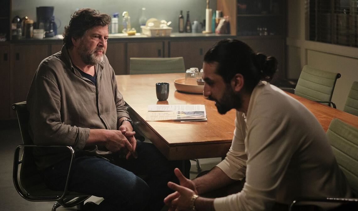 Ramin Taremi (rechtst, Omid Memar) wird in dem neuen "Tatort: Innere Angelegenheiten" verdächtigt. Er ist ein Intensivtäter, der in diesem Fall aber seine Unschuld beteuert.