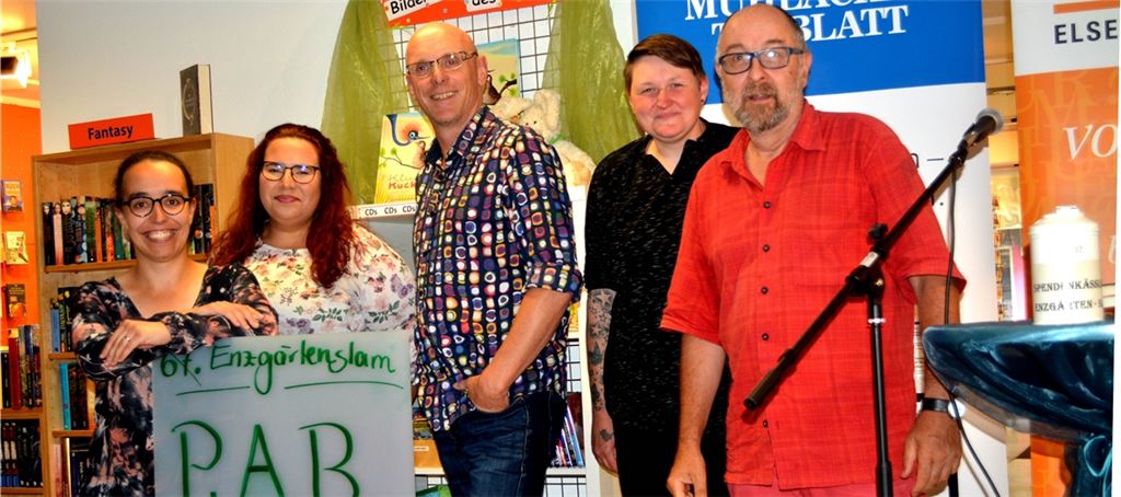 Ramona Deeg (v.li.), Yasmin Köseli, Achim Dürr, Yvonne Leonie und Ralf Suter überraschten ihr Publikum mit einem Poetry-Abend. Foto: Stahlfeld