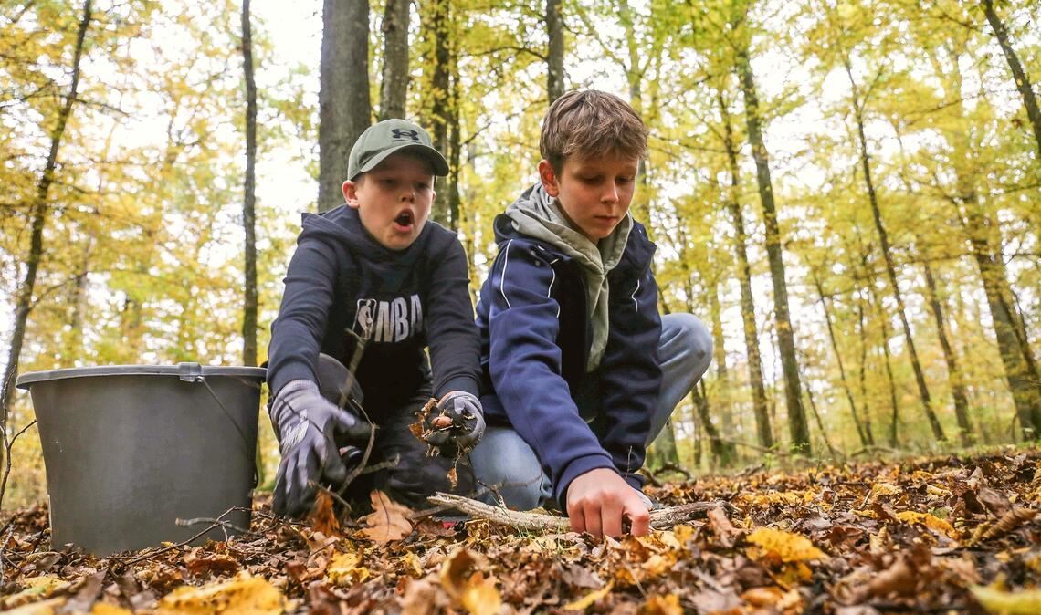 Ran an die Arbeit! Yannick (li.) und Maximilian füllen fleißig den Eimer. Foto: Schüller