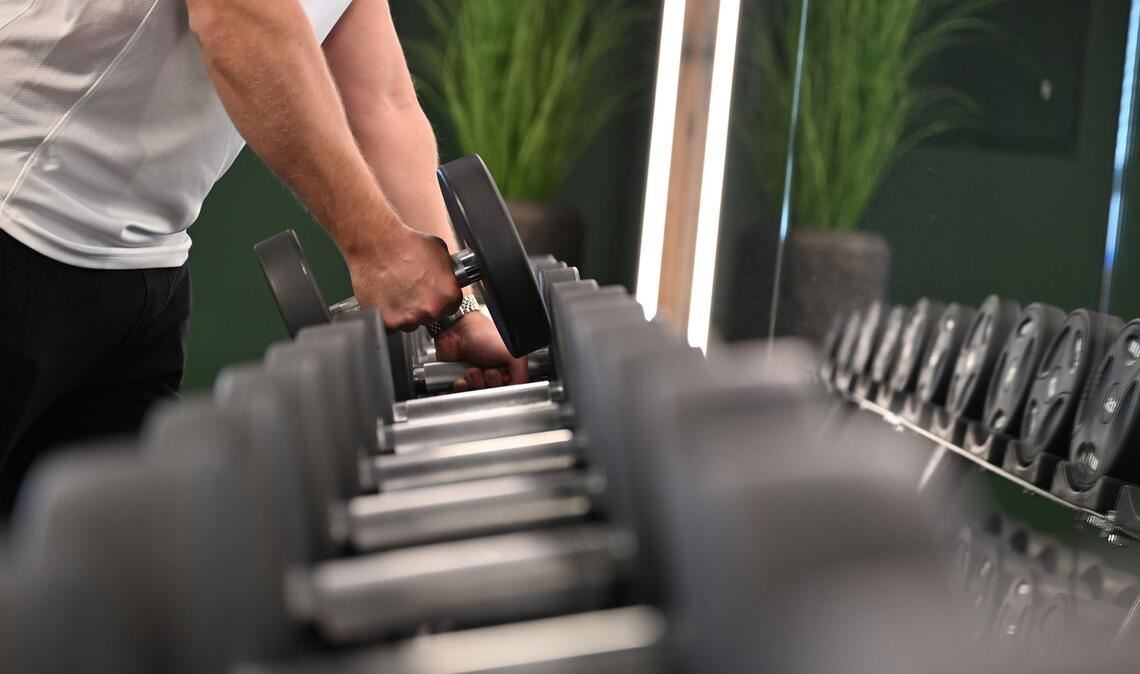 Ran an die Hanteln: Deutschlands Fitnessstudios haben immer mehr Mitglieder - aber kommen die auch immer? (Archivbild)