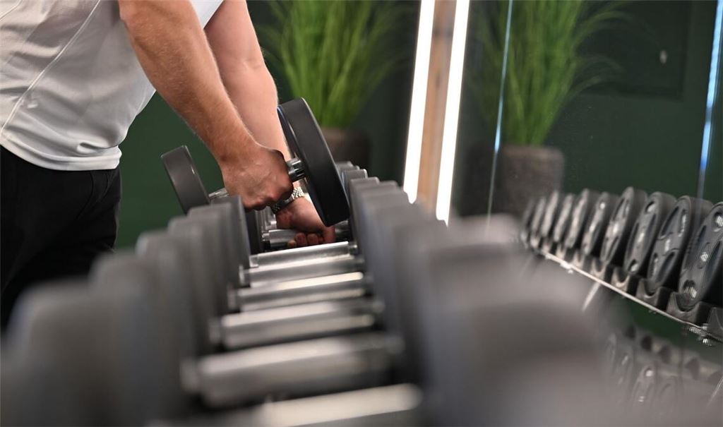 Ran an die Hanteln: Deutschlands Fitnessstudios haben immer mehr Mitglieder - aber kommen die auch immer? (Archivbild)