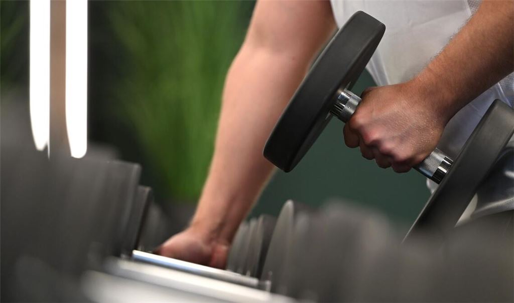 Ran an die Hanteln: ein Mann beim Training in einem Fitnessstudio.