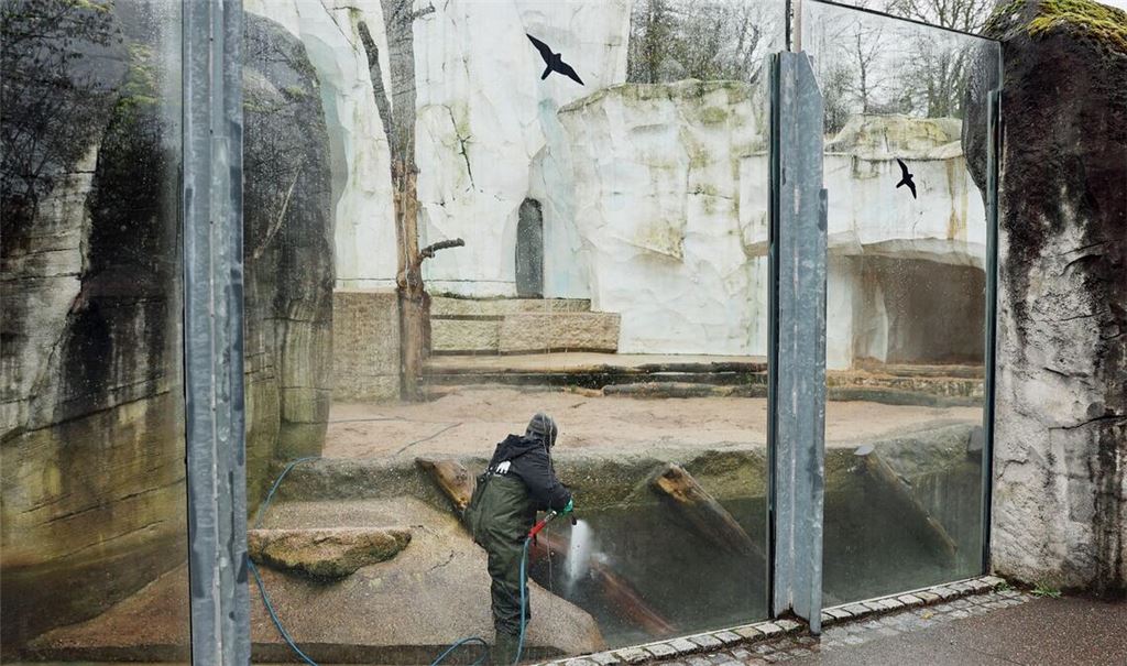 Randalierer sind vergangenes Wochenende in den Zoo in Karlsruhe eingedrungen und haben mehrere Tieranlagen mit Müll verwüstet.