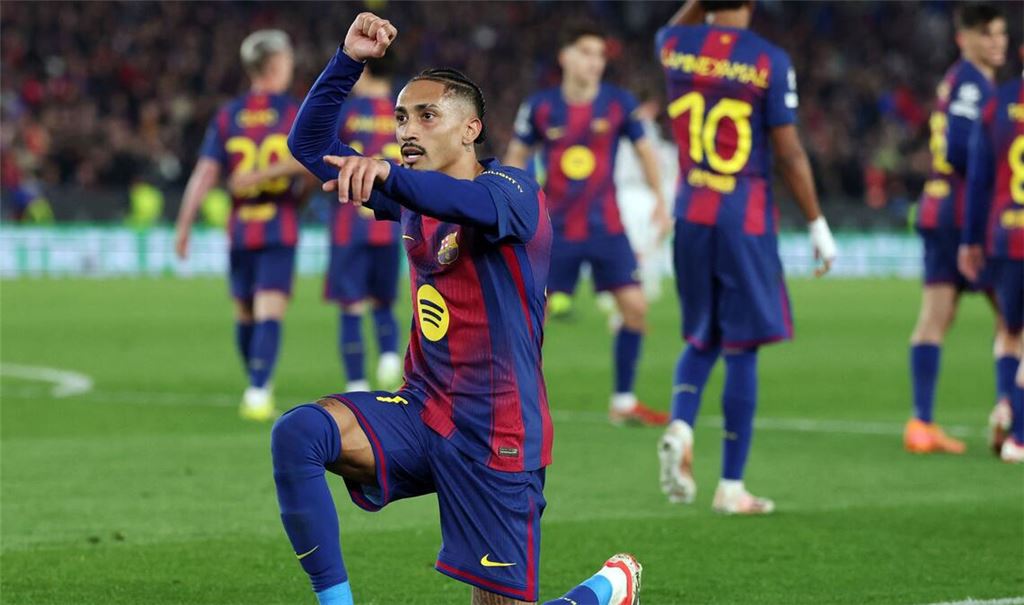 Raphinha feiert das siebte Tor seines Teams. Der FC Barcelona ist nach einem Torfestival ins Viertelfinale der Champions League eingezogen.