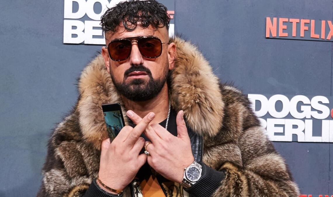Rapper Haftbefehl posiert für die Medien. (Archivbild)