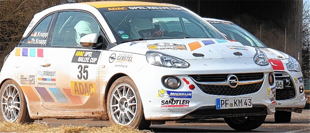 Rasant geht es zu, wenn die Teilnehmer der Rallye auf unebenen Pisten in ganz Deutschland unterwegs sind.