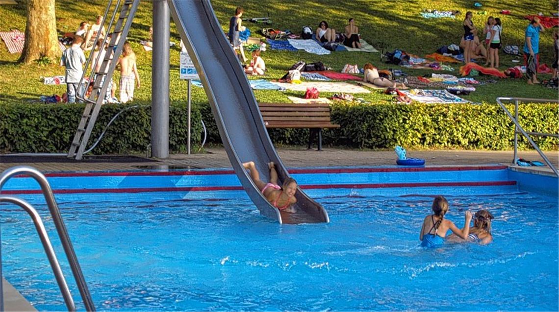 Rasant stürzt sich ein junger Fan des Knittlinger Freibads ins Wasser. Die Mehrheit des Gemeinderats will dagegen erst die Planung in trockene Tücher bekommen, ehe ein satter Betrag für eine mögliche Sanierung der Freizeiteinrichtung in den Haushalt einkalkuliert wird.