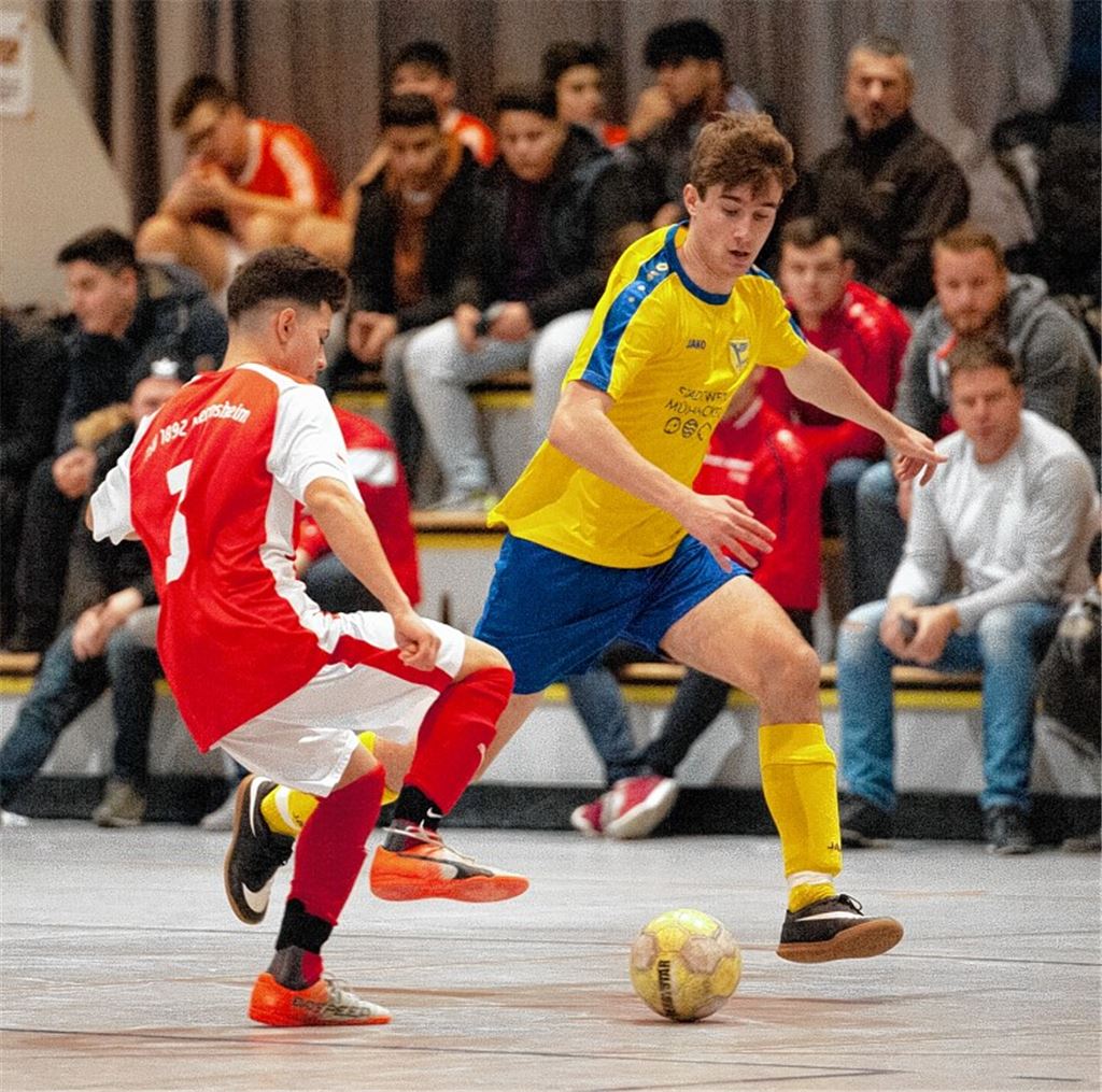 Rasanten Hallenfußball bekommen die Zuschauer nicht nur von den Wiernsheimer (rot) und Lomersheimer B-Junioren geboten