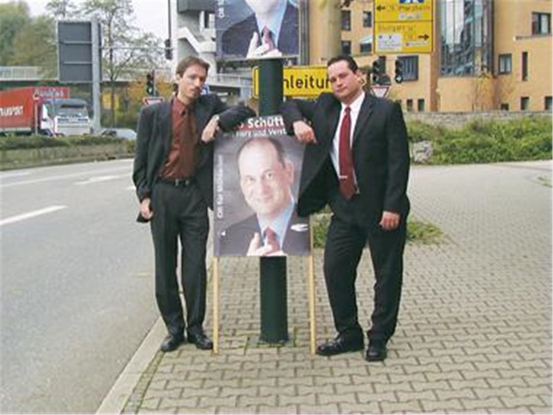 Rasanter Aufstieg: Vor zehn Jahren rührte Alexander Bonde (re., mit dem damaligen Pressesprecher Florian Krüger) noch die Werbetrommel für Arno Schütterle in Mühlacker  jetzt wird der ehemalige Wahlkampfmanager Minister für Ländlichen Raum in Baden-Württemberg. Archivfoto: Sadler