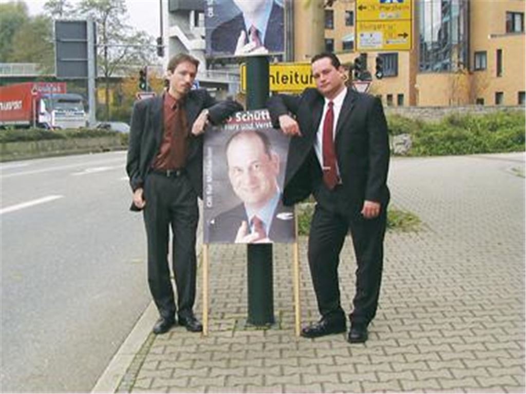 Rasanter Aufstieg: Vor zehn Jahren rührte Alexander Bonde (re., mit dem damaligen Pressesprecher Florian Krüger) noch die Werbetrommel für Arno Schütterle in Mühlacker  jetzt wird der ehemalige Wahlkampfmanager Minister für Ländlichen Raum in Baden-Württemberg. Archivfoto: Sadler