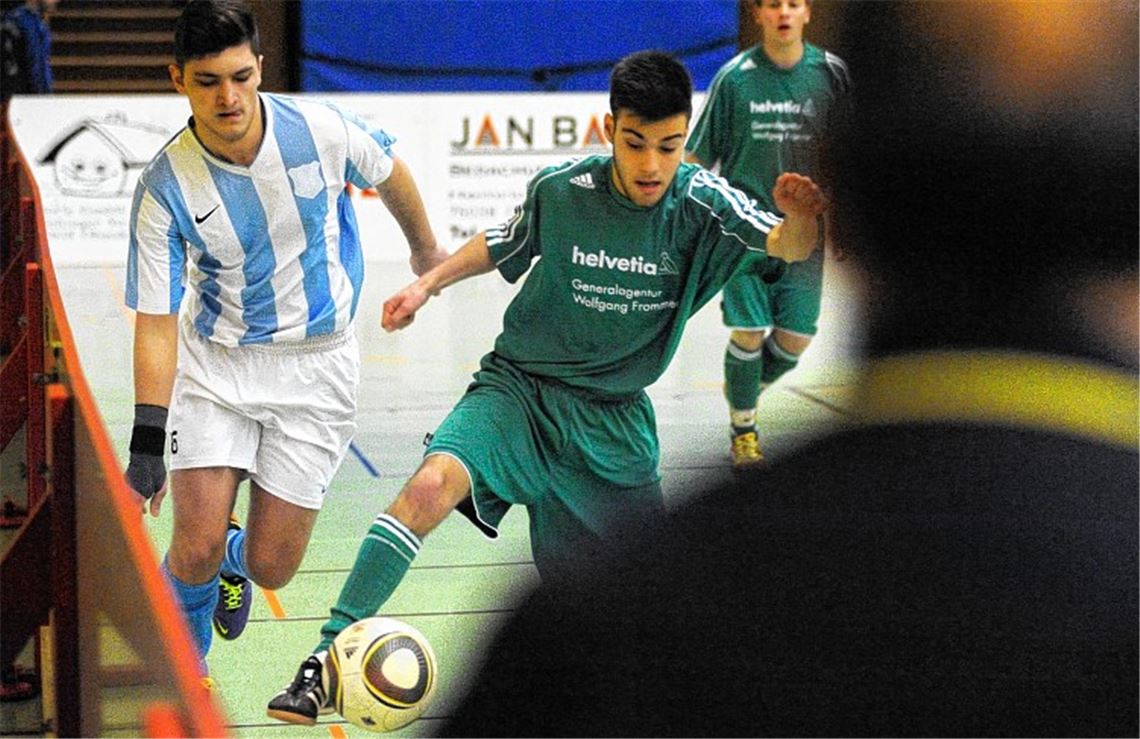 Rasantes Eröffnungsspiel im A-Jugend-Turnier zwischen der SG Knittlingen/Rinkingen (gestreifte Trikots) und der SG Zaisersweiher/Sternenfels. Foto: Fotomoment