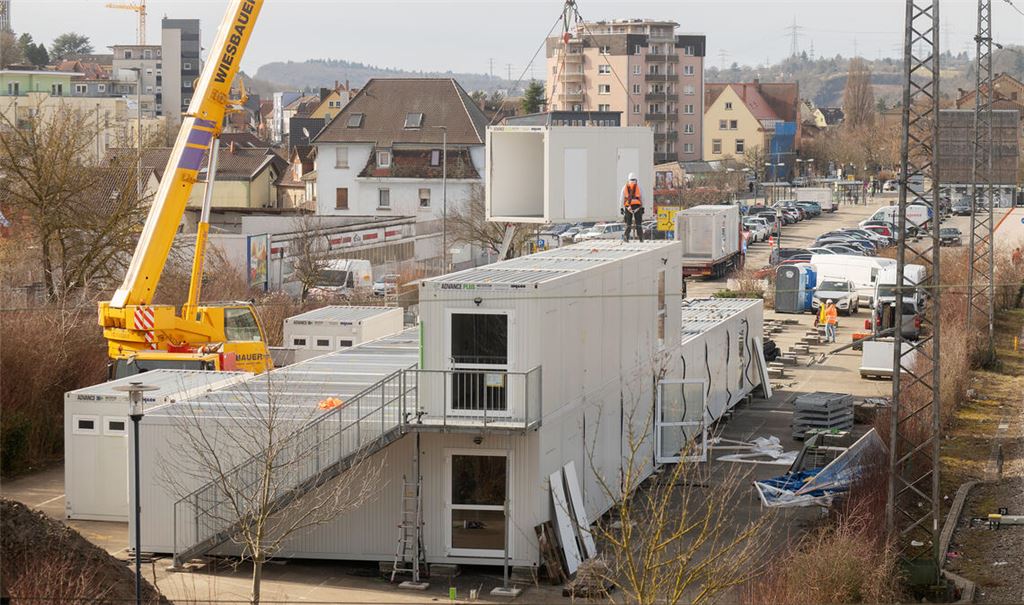 Rasch errichtet, bisher aber noch ungenutzt: die Container für geflüchtete Menschen am Bahnhof in Mühlacker. Foto: Archiv