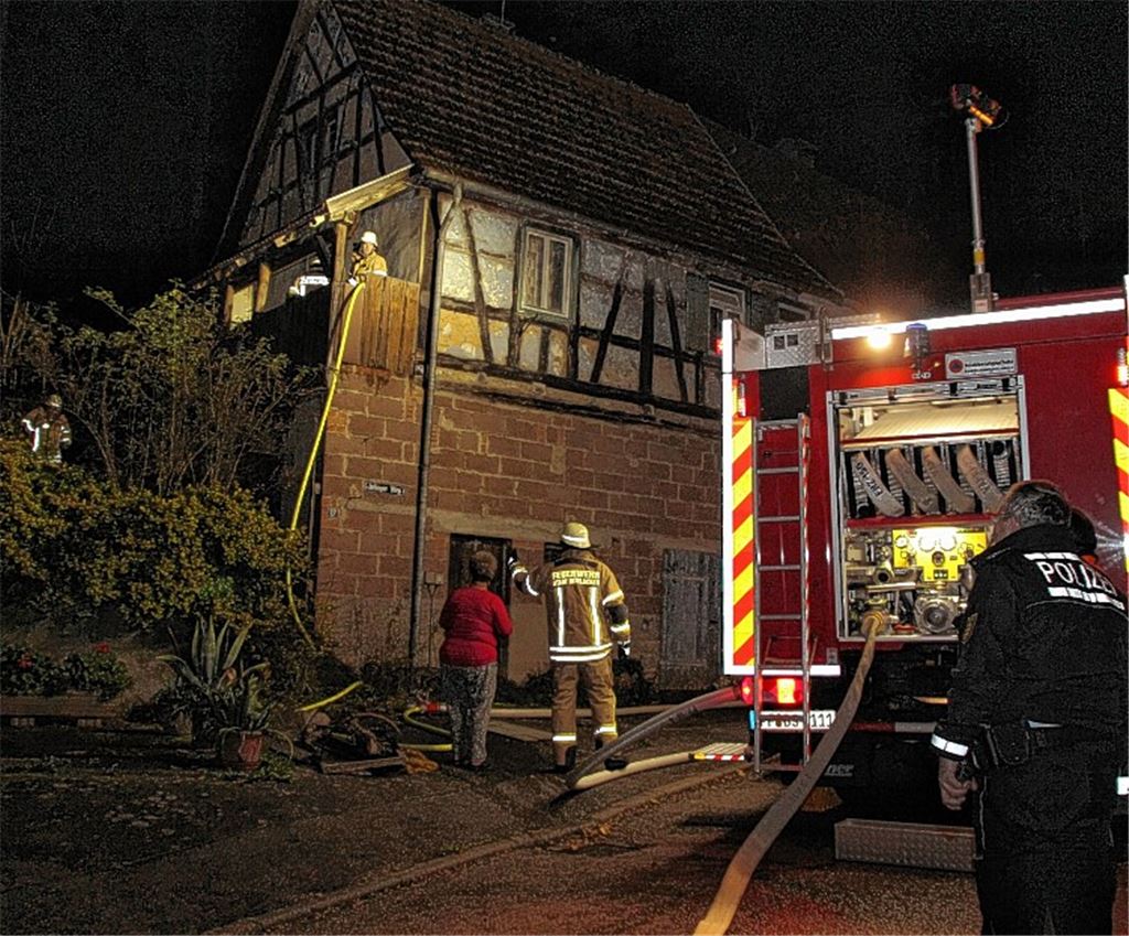 Rasches Eingreifen verhindert, dass der Dachstuhl in Flammen aufgeht.