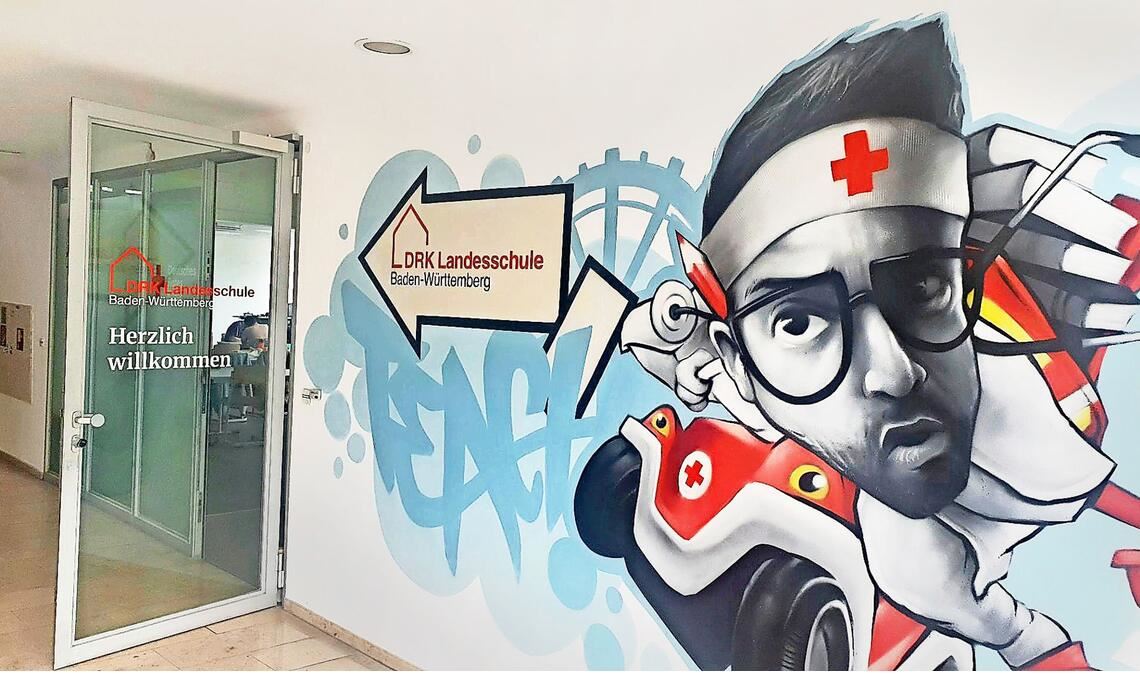 Rasender Retter: Wandbild am Standort Stuttgart der DRK-Schule