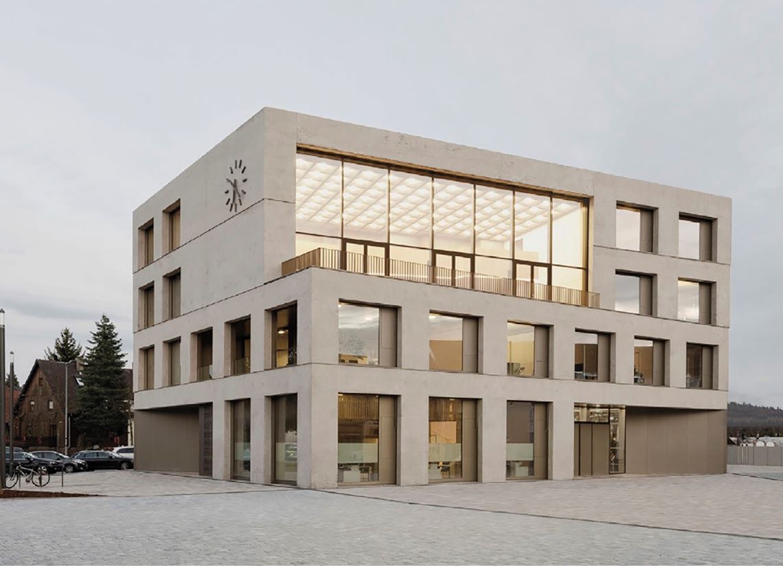 Rathaus Remchingen:Das Werk von Steimle Architekten verwandle mit seiner Gebäudeskulptur einen ehemaligen städtischen „Unort“ in ein selbstbewusstes neues Zentrum. Erschaffen worden sei ein in vieler Hinsicht Ruhe ausstrahlender Solitär, der einen bisher heterogenen Ort wohltuend ordne und eine starke Identität verleihe. Die Realisierung strahle Ausgewogenheit in vieler Hinsicht aus: die wie selbstverständlich ausgeformte fünfeckige Gebäudeform, die zum jeweiligen Vis-á-vis klare Platzkanten definiere, die enorme Reduktion der eingesetzten Materialien bis hin zur harmonischen Raumkomposition innerhalb des Solitärs (Atrium/Ratsaal/Trausaal etc).Brigida Gonzáles