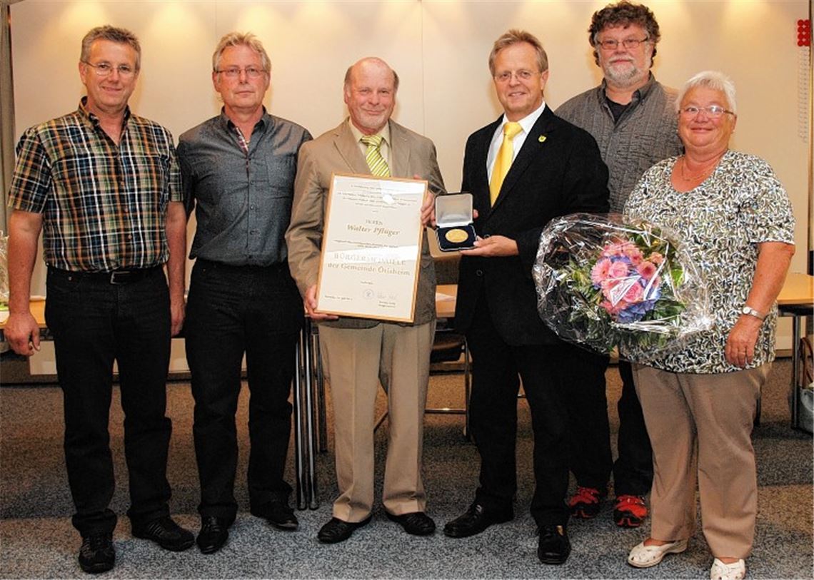 Rathauschef Werner Henle (3. v. re.) verleiht dem scheidenden Ratsmitglied Walter Pflüger (Mitte) die Bürgermedaille, ehrt Marlies Heugel (re.) für 20 Jahre sowie Ulrich Jaggy (li.) für 30 Jahre Gemeinderatstätigkeit und verabschiedet die Räte Thomas Müller (2. v. re.) und Thilo Hook (2. v. li.). 