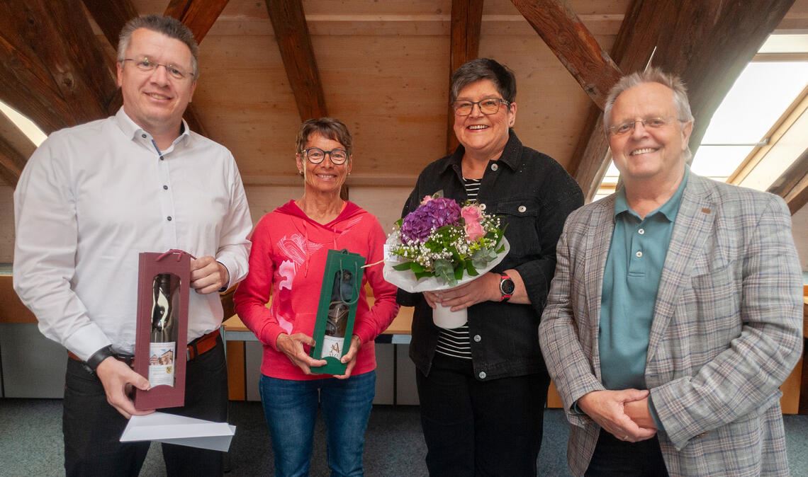 Rathauschef Werner Henle (re.) ehrt Bluspenderinnen und einen Blutspender. Foto: Fotomoment