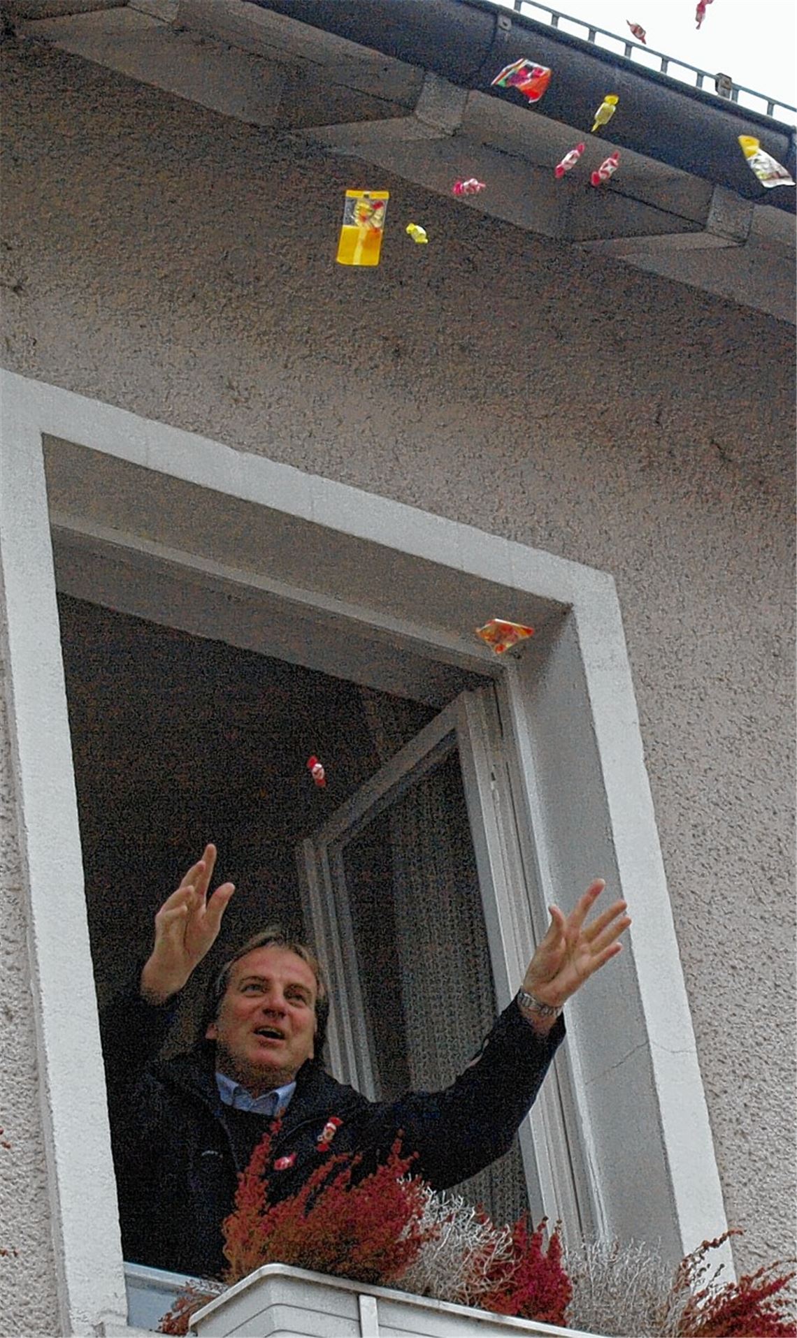 Rathaussturm in Knittlingen: Bürgermeister Heinz-Peter Hopp versucht das närrische Volk erst mit Bonbons gnädig zu stimmen, ehe er sich unter die bunt kostümierten Eroberer mischt.