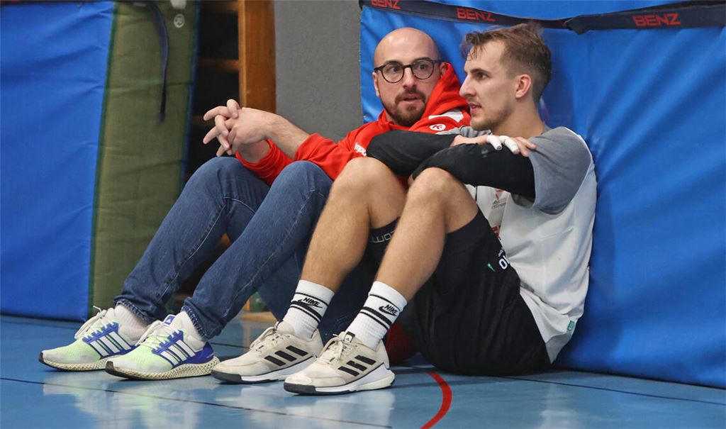 Ratlosigkeit nach dem Spiel: Trainer Frank Müller und David Kautz versuchen herauszufinden, woran es gelegen haben könnte. Foto: Müller