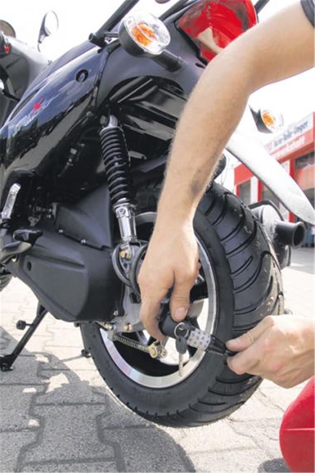 Ratsam: ein stabiles zusätzliches Schloss. Das Lenkerschloss allein, warnt die Polizei, reicht gegen Langfinger nicht aus.
Foto: Eigner