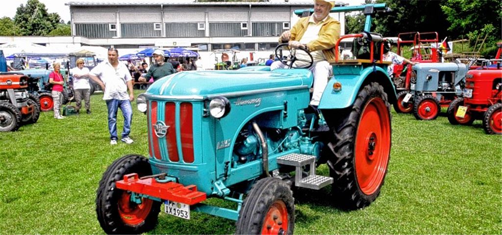 Rattata, Puff, Pfft – die An- und Abfahrt kündigen die Oldies unter den Schleppern mit ihrem ganz persönlichen Sound an. Fotos: Hansen