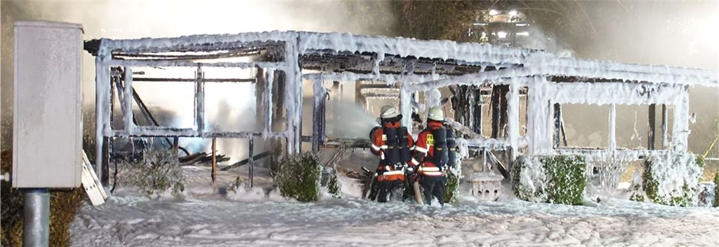 Raub der Flammen: Der Wohnwagen mit Vorzelt ist nicht zu retten. Foto: sdmg