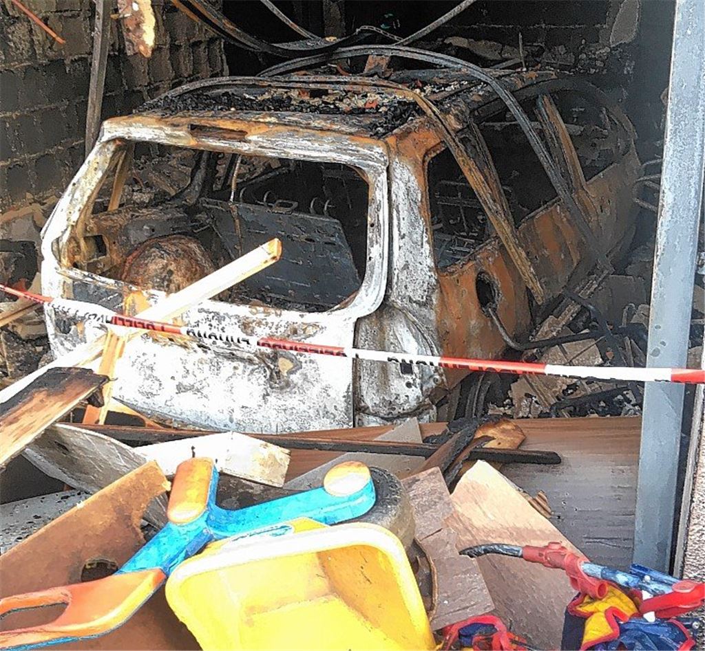 Defekt am Auto verursacht Feuer