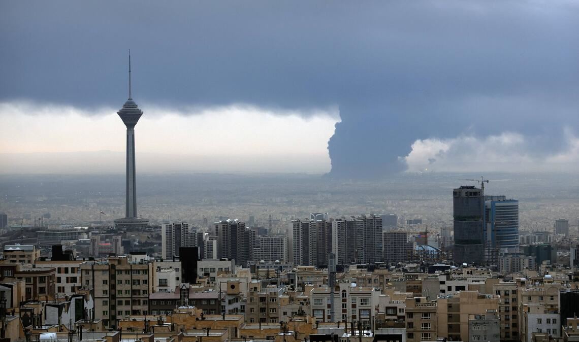 Rauch steigt am 8. März aus  dem Shahran Oil Depot bei Teheran nach einem israelischen Luftangriff auf.