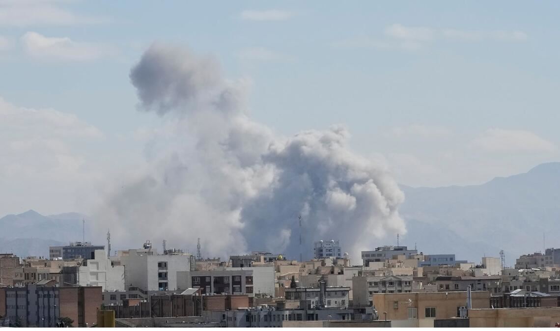 Rauch steigt auf nach einer Explosion in Teheran.
