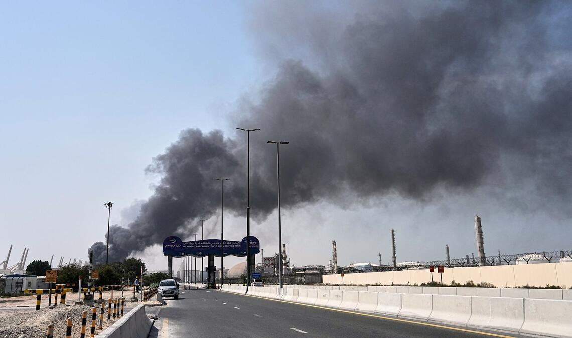 Rauch steigt auf nach iranischem Drohnenangriff im Hafengebiet von Dubai auf.
