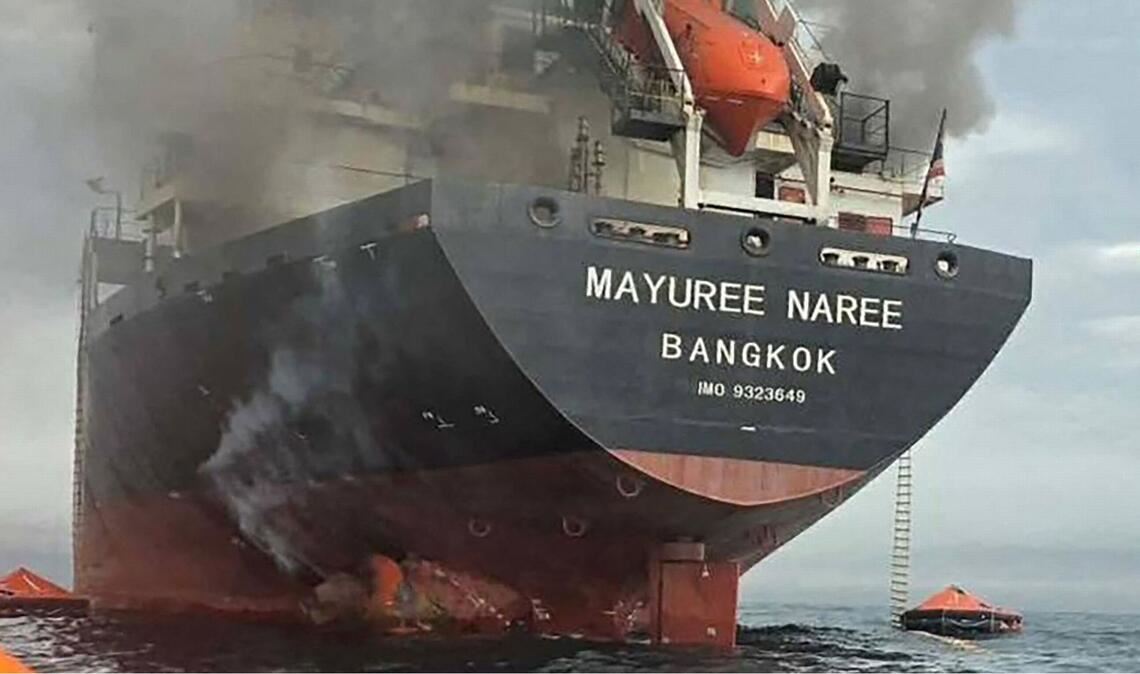 Rauch steigt auf von der „Mayuree Naree“: das thailändische Schiff wurde in der Nähe der Straße von Hormus angegriffen.