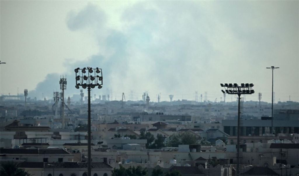 Rauch steigt in der Nähe einer Militärbasis in Katar auf. Hier soll ein Iranischer Gegenschlag abgewehrt worden sein.