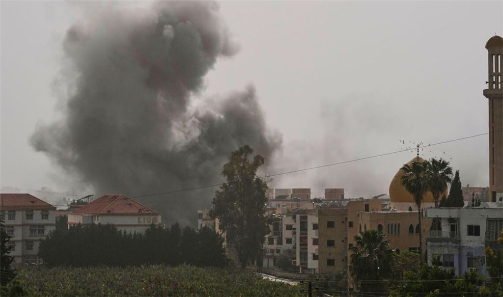 Rauch steigt nach einem israelischen Luftangriff auf. Im Libanon gab es fünf weitere Tote (Archivfoto).