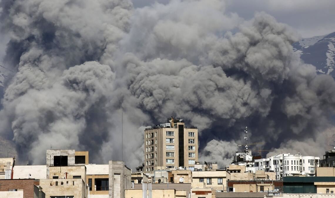 Rauch steigt über Teheran auf, nachdem Explosionen zu hören waren. (Archivbild)