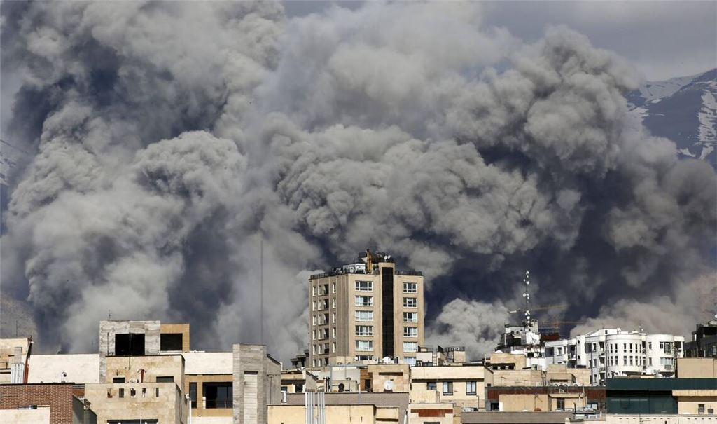 Rauch steigt über Teheran auf, nachdem Explosionen zu hören waren. (Archivbild)