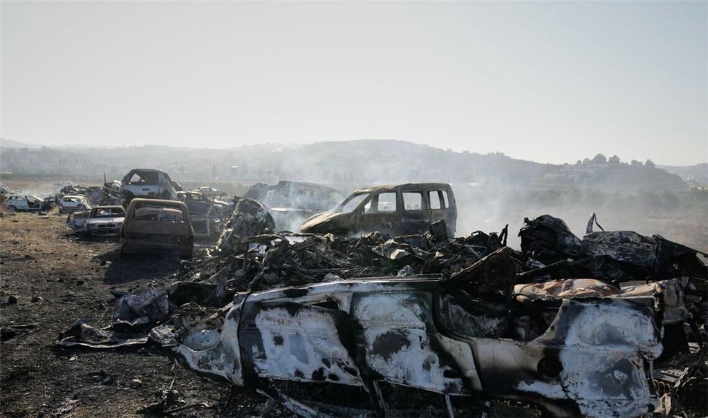 Rauch steigt von verbrannten Autos auf einem Schrottplatz auf, den israelische Siedler  im Westjordanland angezündet haben (Archivbild).