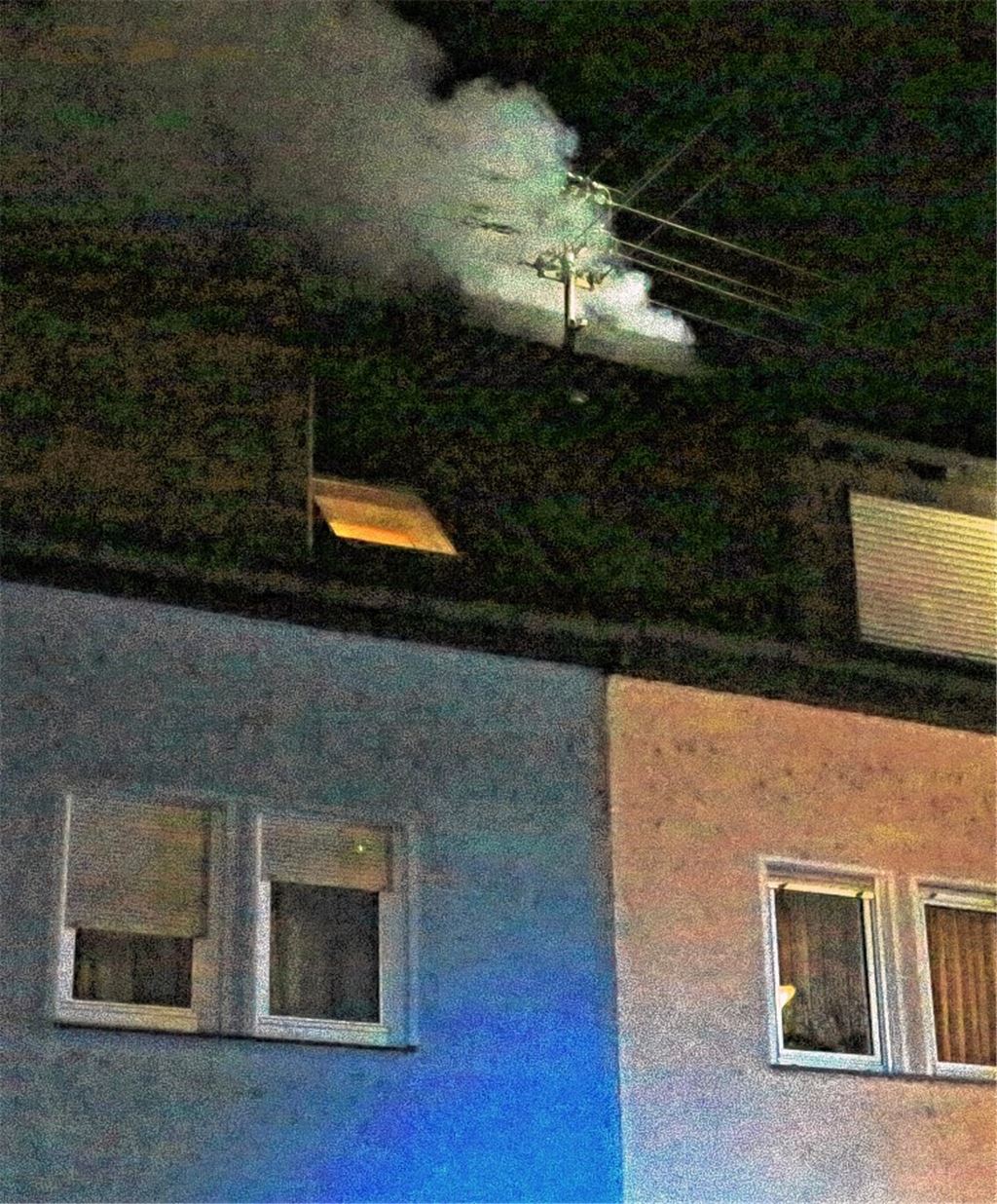 Rauch tritt aus dem Kamin.