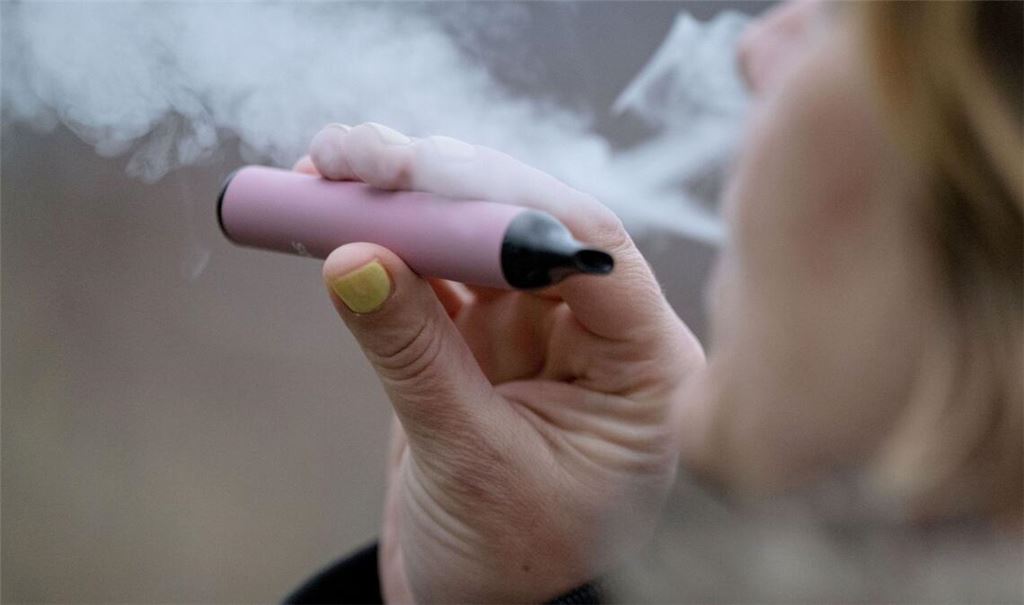 Raucherinnen und Raucher müssen künftig im Südwesten besser aufpassen, wo sie ihre Zigaretten anzünden oder ihre E-Zigarette rausholen dürfen. (Symbolbild)