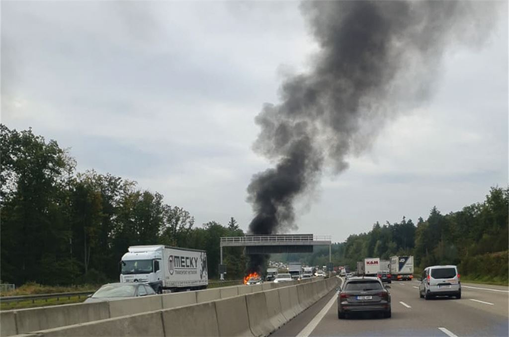 Rauchsäule über der A8. Foto: Myroshnichenko