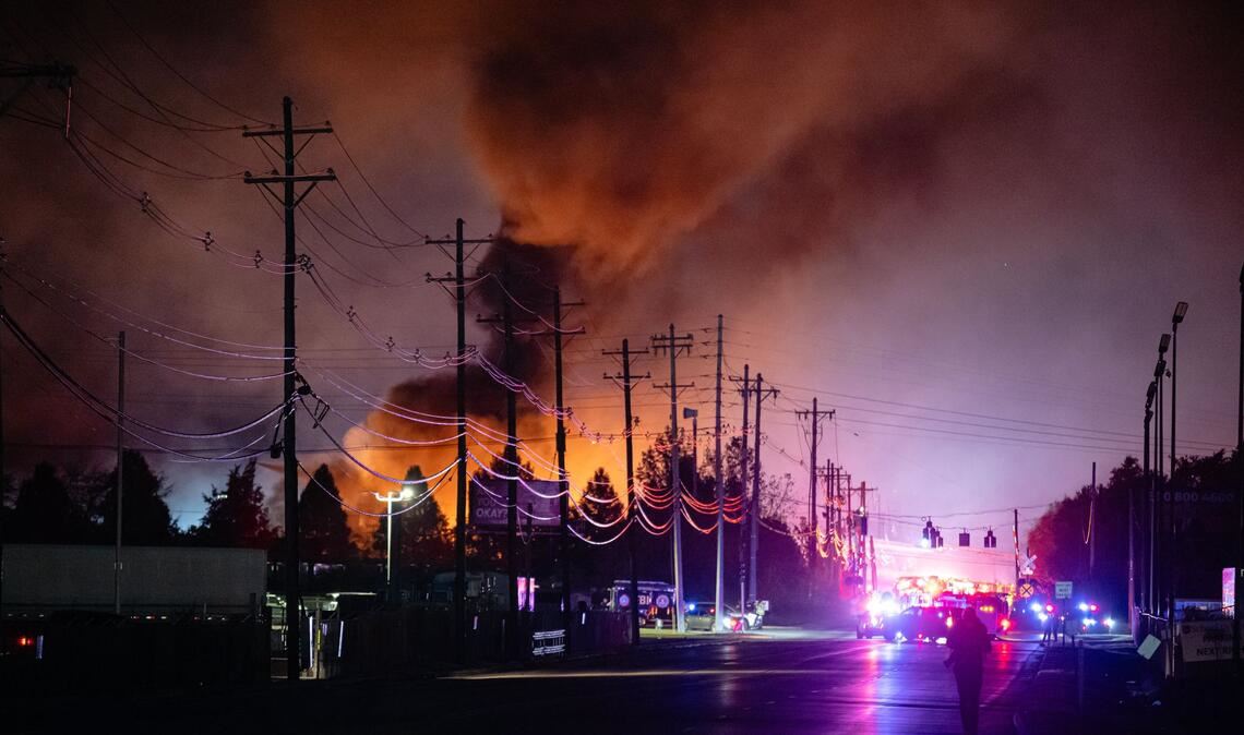 Rauchschwaden steigen auf, nachdem ein UPS-Frachtflugzeug beim Start auf dem Louisville Muhammad Ali International Airport abgestürzt und explodiert ist.