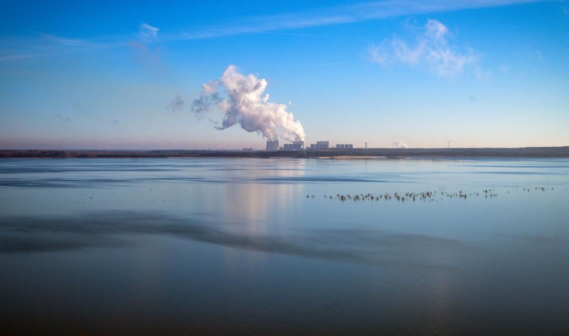 Rauchschwaden vor blauem Himmel: Das Kraftwerk Jänschwalde ist hinter dem Cottbuser Ostsee zu sehen.