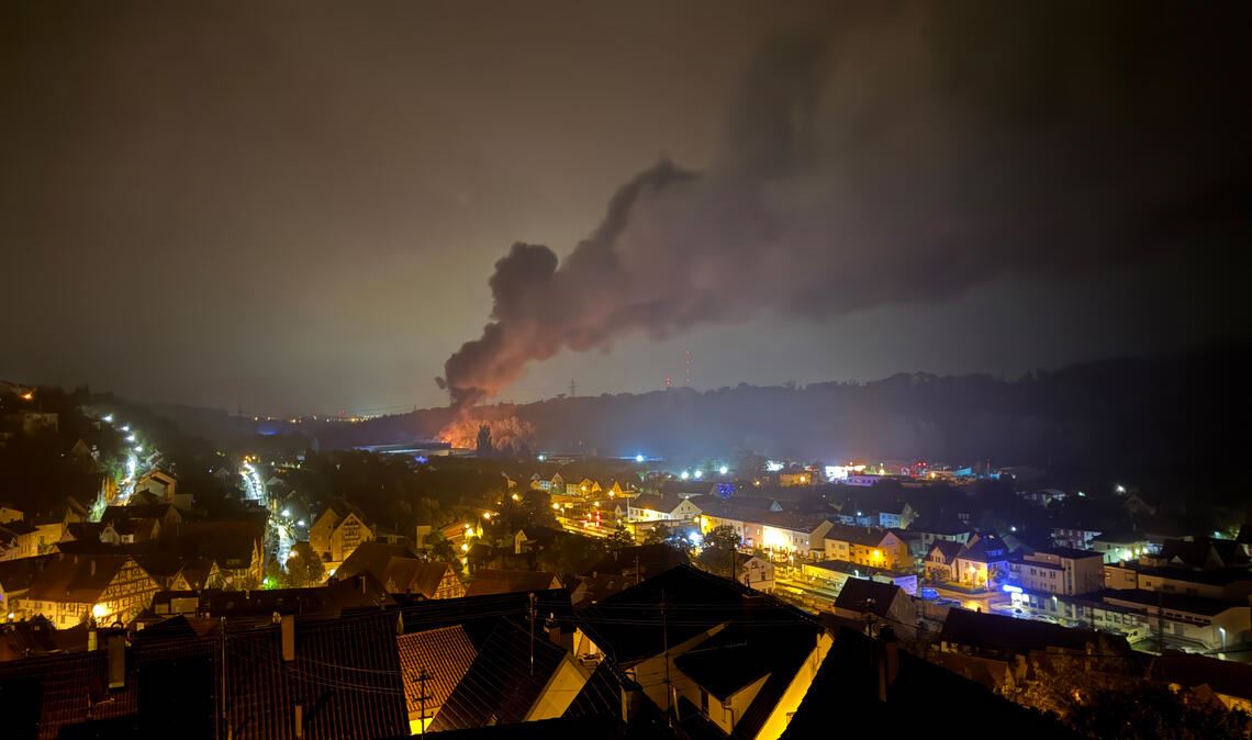 Rauchwolke über Enzberg: Der Qualm, der von einem Feuer auf dem Gelände eines Recyclingbetriebs herrührt, ist auch in den umliegenden Gemeinden zu riechen. Fotos: privat