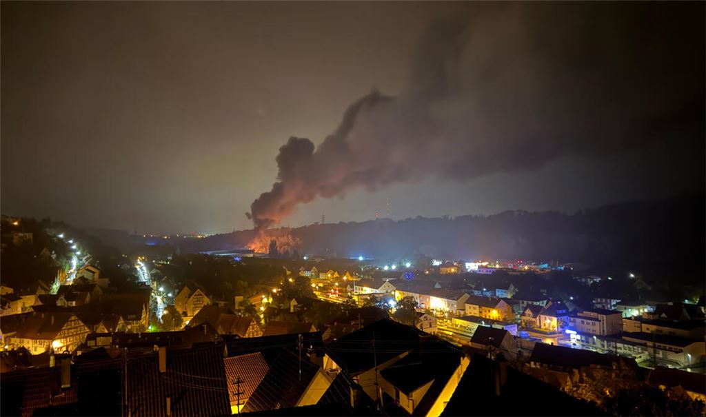 Rauchwolke über Enzberg: Der Qualm, der von einem Feuer auf dem Gelände eines Recyclingbetriebs herrührt, ist auch in den umliegenden Gemeinden zu riechen. Fotos: privat