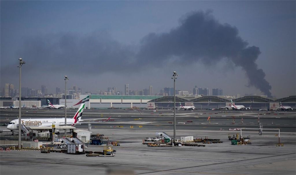 Rauchwolken nahe dem Flughafen von Dubai. In den Vereinigten Arabischen Emiraten saßen infolge des Kriegs im Nahen Osten viele Reisende fest. (Archivbild)