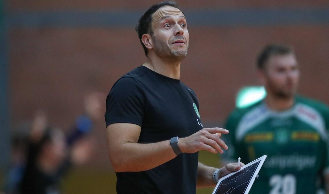 Raul Alonso (SC DHfK Leipzig, 46 Jahre alt): Raúl Alonso, ein ehemaliger Rechtsaußen aus Madrid, hat sich nach dem Ende seiner aktiven Karriere als Assistenztrainer beim THW Kiel mit mehreren Meister- und Champions-League-Titeln ein starkes Standing im Handball erarbeitet. In den vergangenen Jahren führte er den HC Meschkov Brest zu drei belarussichen Meisterschaften, wurde Sportdirektor und zeitweise Trainer beim HC Erlangen und  2025 Meister mit RK Eurofarm Pelister in Nordmazedonien. Seit Juli 2025 bekleidet er nun das Traineramt beim Bundesliga-Club SC DHfK Leipzig.