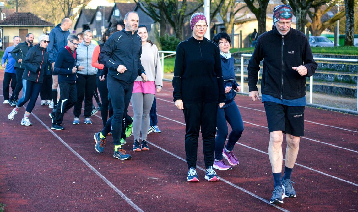 Raus aus dem Sofa, rein in die Joggingschuhe: Die Aktion „Laufend Fit“, die das Mühlacker Tagblatt in Kooperation mit der AOK Nordschwarzwald bereits zum 20. Mal anbietet, richtet sich an Menschen, die noch nie die Laufschuhe geschnürt haben. Der gesundheitliche Aspekt steht ganz klar im Vordergrund der Trainings. Foto: Archiv