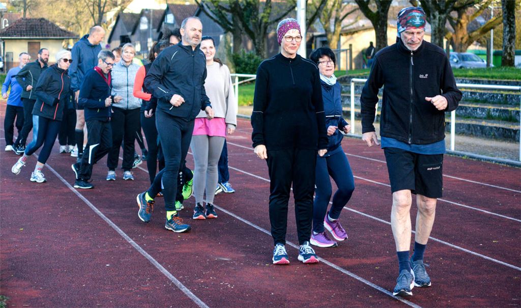 Raus aus dem Sofa, rein in die Joggingschuhe: Die Aktion „Laufend Fit“, die das Mühlacker Tagblatt in Kooperation mit der AOK Nordschwarzwald bereits zum 20. Mal anbietet, richtet sich an Menschen, die noch nie die Laufschuhe geschnürt haben. Der gesundheitliche Aspekt steht ganz klar im Vordergrund der Trainings. Foto: Archiv