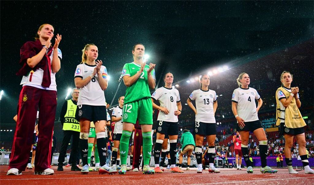 Raus mit Applaus – die deutschen Spielerinnen nach dem Halbfinale vor der Fankurve.