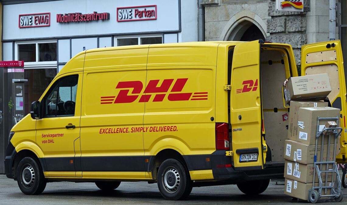 Raus mit den Paketen und ab zu den Empfängern: ein DHL-Transporter im Einsatz. (Archivbild)
